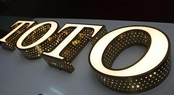 福州广告牌制作指南 LED发光字、外露发光字与吸塑发光字全解析